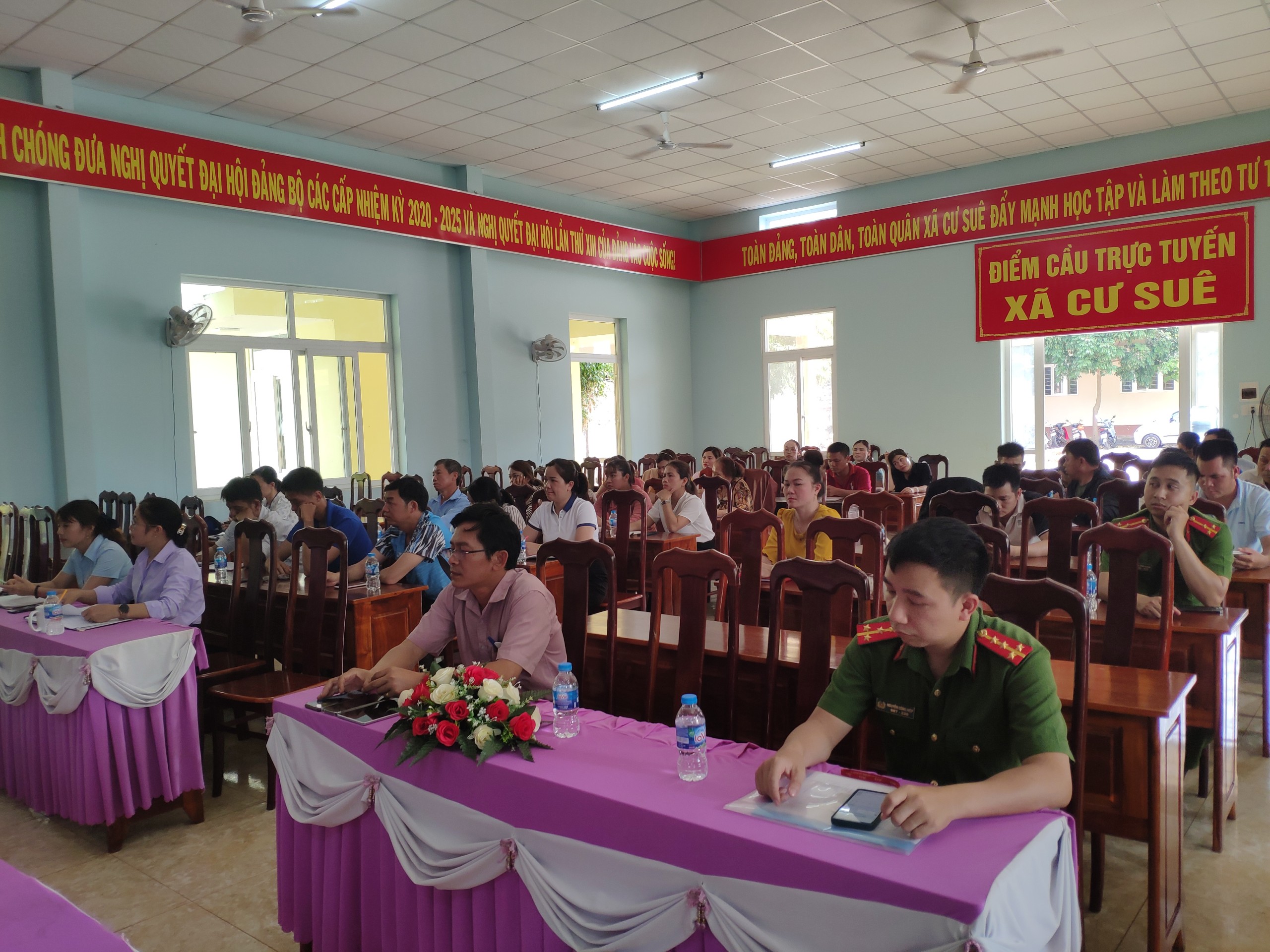 Công an xã Cư Suê phối hợp tổ chức tập huấn cài đặt ứng dụng VNeID, app “báo cháy 114” và các kỹ năng PCCC cho Tổ Đề án 06 tại các thôn, buôn.